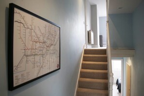 Staircase - Trendy 2BR Home in Heart of Chiswick, 4 Guests! (London)