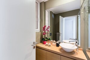 Secador de cabelo, toalhas de banho