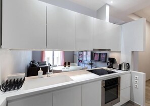 Geladeira, fogão, cooktop, cafeteira/chaleira