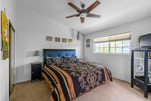 3 Schlafzimmer, Schreibtisch, Bügeleisen/Bügelbrett, Reisekinderbett