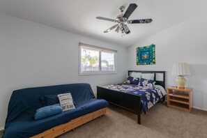 3 sovrum, skrivbord, strykjärn/strykbräda och resesäng