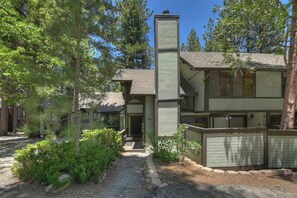 Exterior - Snow Summit Escape by Destination Big Bear : Walking Distance to Snow Summit! Reserved Parking! Cable! Internet! Hot Tub! (Big Bear Lake)