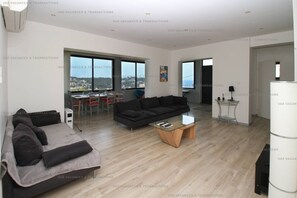 Living area - Sea view, contemporary, air-conditioned, garden, Terrace, 2 Bathrooms (ST MANDRIER SUR MER)