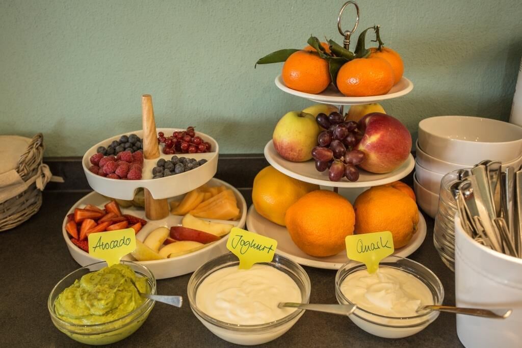 Un bufé con platos etiquetados de aguacate, yogur y anask.