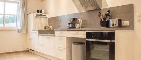 冷蔵庫、オーブン、コンロ、食器洗い機