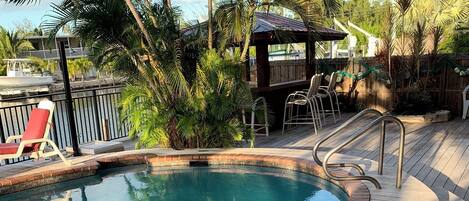 Alberca al aire libre y alberca climatizada