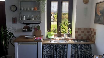 Kühlschrank, Herdplatte, Wasserkocher mit Kaffee-/Teezubehör