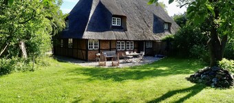 Idylli. Asunto maalaistalo, takka, WiFi, sauna, piha, muutaman minuutin päässä rannalta