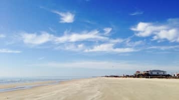 Vlak bij het strand, ligstoelen aan het strand