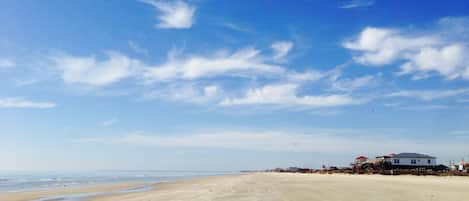 Vlak bij het strand, ligstoelen aan het strand