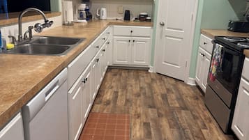 Kylskåp, mikrovågsugn, ugn och spishäll