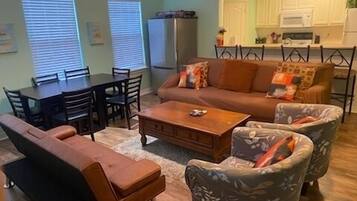 Älytelevisio, DVD-soitin, kirjoja, videokirjasto