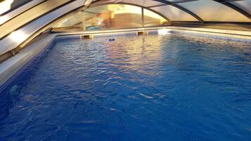 室内游泳池,室外游泳池