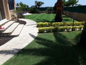 Property grounds - CHALET WITH CHARM! Spacious law garden, pool with deck and more (L'Ametlla de Mar)