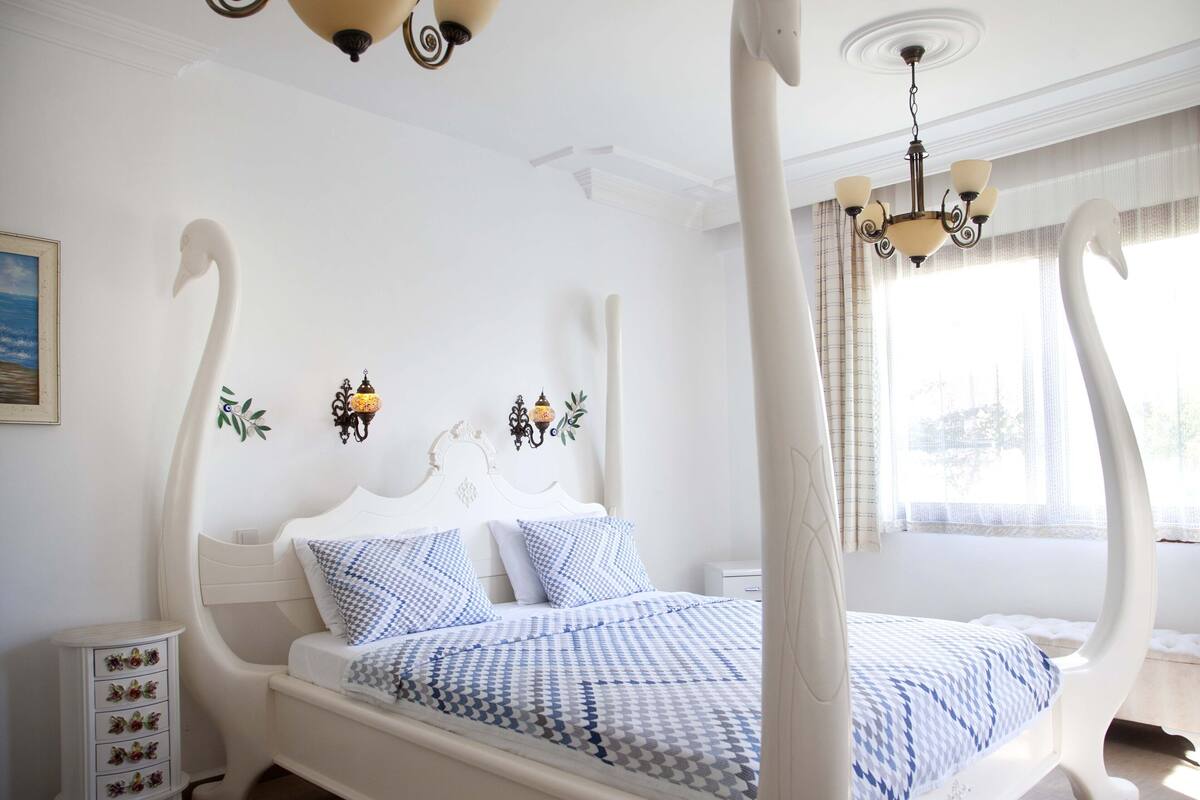 Deluxe Room | Minibar, blackout drapes, WiFi (free)