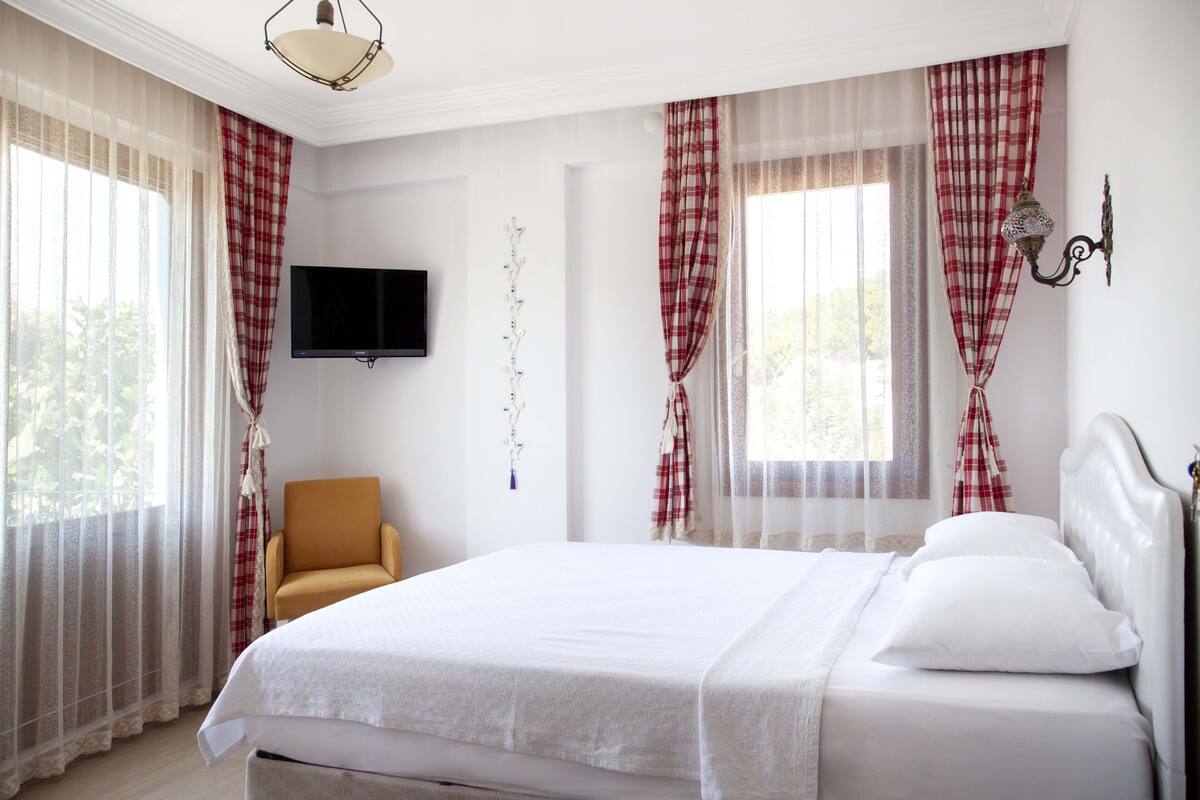 Standard Room, 1 Double Bed | Minibar, blackout drapes, WiFi (free)
