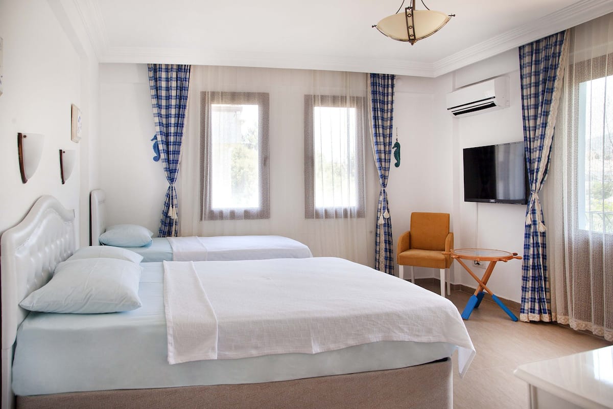 Standard Triple Room, Garden View | Minibar, blackout drapes, free WiFi