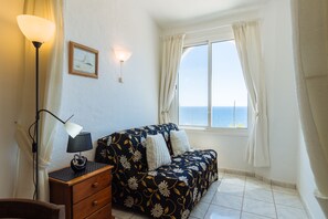 Fernseher, DVD-Player, Bücher, Stereoanlage