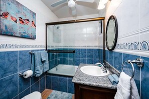 Shower, hair dryer, towels - Private Villa, Infinity Pool, 2 Quiet Beaches (Playa Potrero)