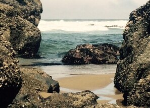Un rivage rocheux où les vagues s'écrasent contre les rochers.