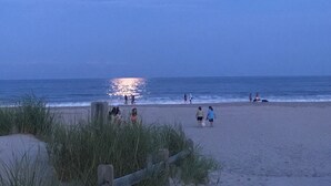 På stranden