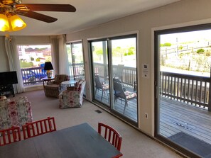 Smart TV, reproductor de DVD y libros 