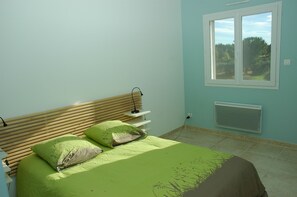 5 chambres, fer et planche à repasser, lit de bébé portatif