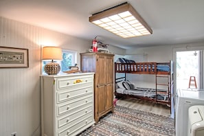 3 bedrooms, iron/ironing board, WiFi, bed sheets - Picturesque Getaway on the Sacramento River - Perfect for Groups and Families (Anderson)