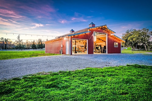Picturesque Getaway on the Sacramento River - Perfect for Groups and Families