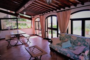 Smart TV, fireplace, table tennis, music library