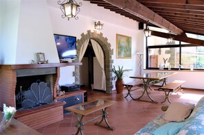 تلفزيون ذكي، مدفأة، تنس طاولة، مكتبة موسيقى