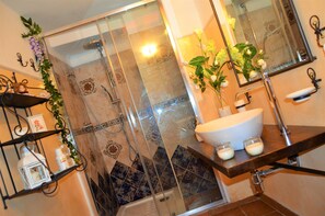 Combined shower/tub, hair dryer, bidet, towels - Tuscan villa with infinity salt private pool and jacuzzi on breathtaking view (Pelago)