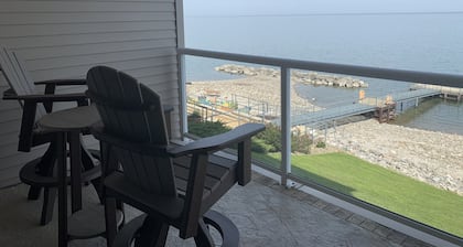 Lakefront Luxury 2Br/2Ba condo/Beach/Indoor Pool/Private balcony-rent 2/3rd free