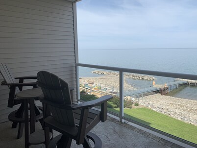 Lakefront Luxury 2Br/2Ba condo/Beach/Indoor Pool/Private balcony-rent 2/3rd free
