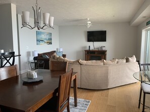 Smart-TV, Kamin, DVD-Player