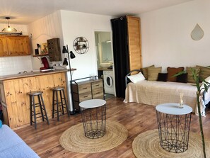 1 habitación, tabla de planchar con plancha y ropa de cama