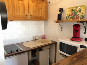 Refrigerador, microondas, parrilla de estufa y cafetera y tetera