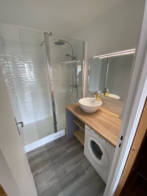 Douche, sèche-cheveux, serviettes fournies