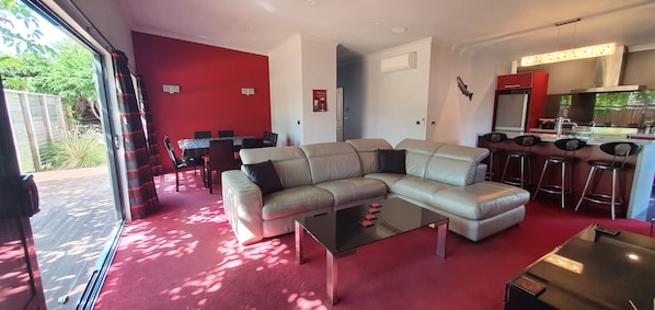 Luxury House, 4 Bedrooms | Living area