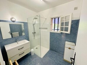 Bathtub, hair dryer, bidet, soap - Villa 12 persons with heated swimming pool, sea view  (Saint-Raphaël)