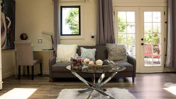 Smart TV, Netflix, books, streaming services