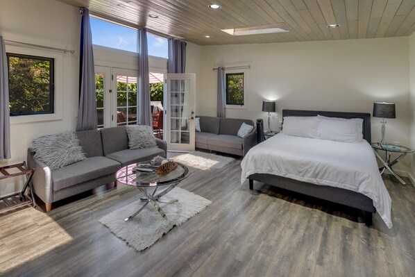 1 soverom, safe på rommet, skrivebord og strykejern/-brett