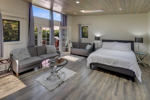 Sparkling Clean Luxury Suite near SF/SFO/BART/CalTrain + EV + Free Parking +WiFi