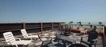 Penthouse on the beach,Rooftop Deck FOR FAB Sunsets & 360 Views, 2 MIN to Beach!