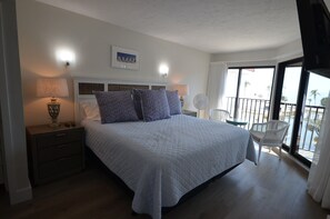 3 habitaciones, escritorio y tabla de planchar con plancha 