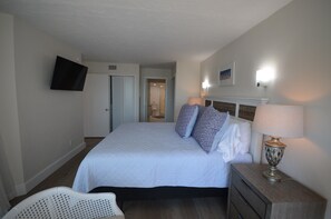 3 bedrooms, desk, iron/ironing board, travel cot
