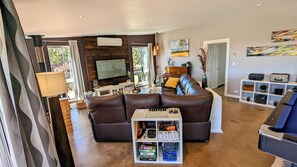 Flachbildfernseher, Kamin, Videospiele, DVD-Player