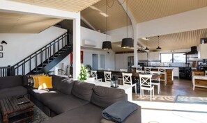 Flat-screen TV, fireplace, video games, DVD player - Abercrombie Ridge - Lux BARN and Spa Retreat - Pet-friendly (Curraweela)