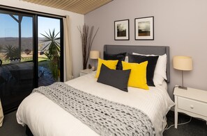 3 bedrooms, desk, iron/ironing board, free WiFi - Abercrombie Ridge - Lux BARN and Spa Retreat - Pet-friendly (Curraweela)