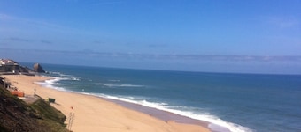 A quelques mĂštres d'une magnifique plage pour surfer.